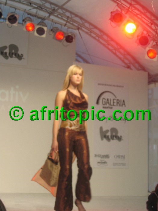 ../Images/Krefeld-Strssenmodenschau-2005 615.jpg